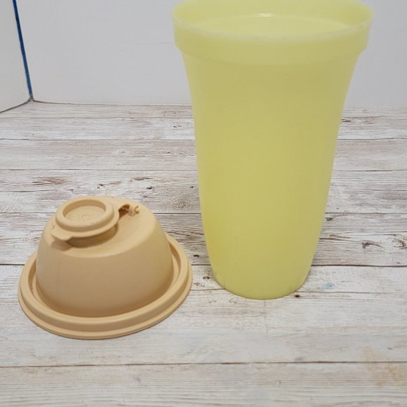 Vintage TUPPERWARE‎ Quick Shake Container #844-9, Lid 564-37 Yellow - Picture 5 of 7